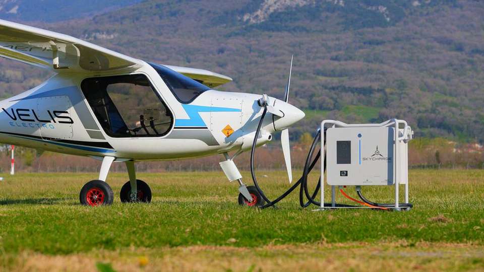 Die Ladestation ist als feste Ausführung auf einem Gestell oder mobil mit Rädern erhältlich.