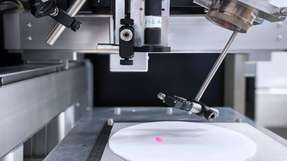 Am Fraunhofer IKTS werden keramische Materialien mit der Laser-Speckle-Photometrie zerstörungsfrei auf Defekte geprüft. Der kompakte Messaufbau besteht aus Laserdiode, Digitalkamera und Anregungsquelle.