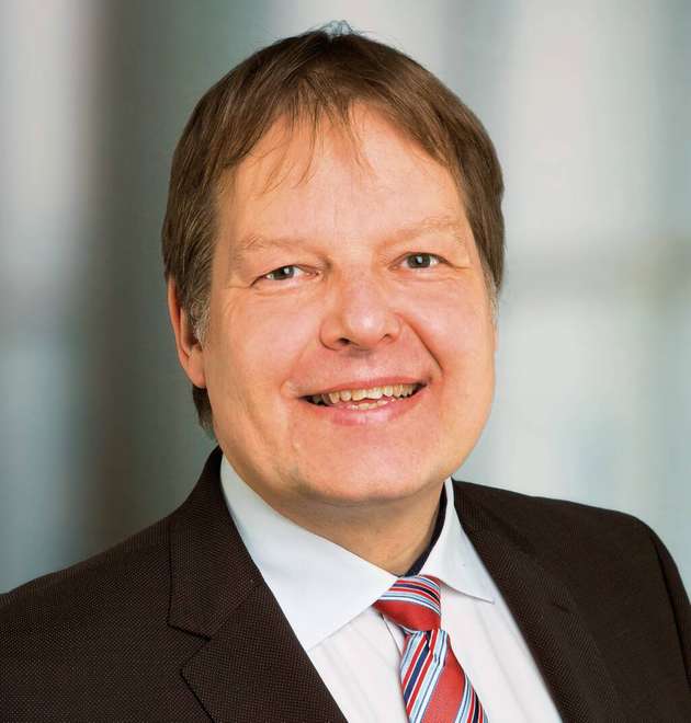 Niels Trapp, VP Business Development, Hilscher: Wir erwartet im Jahr 2022 eine weitere Intensivierung der Digitalisierungsprogramme von Produktionsanlagen. In Zeiten knapper Ressourcen ist es umso wichtiger, in der Produktion die Thematik der Supply-Chain-Überwachung und weiteren Flexibilisierung der Maschinen und Anlagen in Reaktion auf starke und kurzfristige Veränderungen zu managen. Das betrifft auch die Überwachung des Maschinenzustandes und benötigt eben verlässliche digitale Infrastruktur. Mit netFIELD hat Hilscher eine Plattform geschaffen, die Themen wie Fleetmanagement und zusammen mit Partner alle Predictive Themen unterstützt und dabei auf abgestimmte Schnittstellen wie beispielsweise die von der Open Industry 4.0 Alliance setzt. Der Produktionsdatenzugang wird auch zunehmend in 2022 über Edge Geräte realisiert. Bestehende Standard-Edge-Geräte können dabei mit M.2-Karten einfach erweitert werden. Besonders in der Prozessindustrie wird Single-pair Ethernet in Geräte Einzug finden.