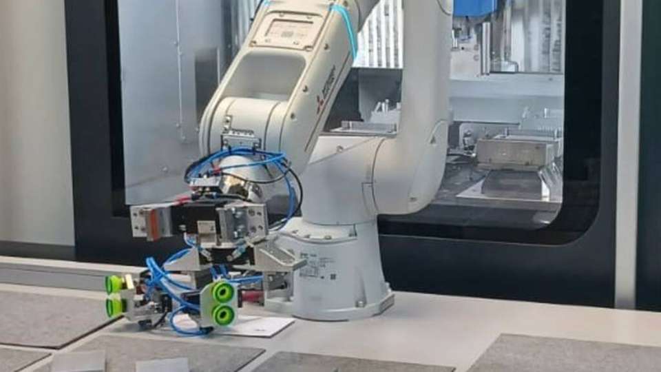 Schutzlos, mannlos, sorglos: die Bestückung einer Fräsmaschine mit dem Assista Cobot und 3D-Kameratechnik. 