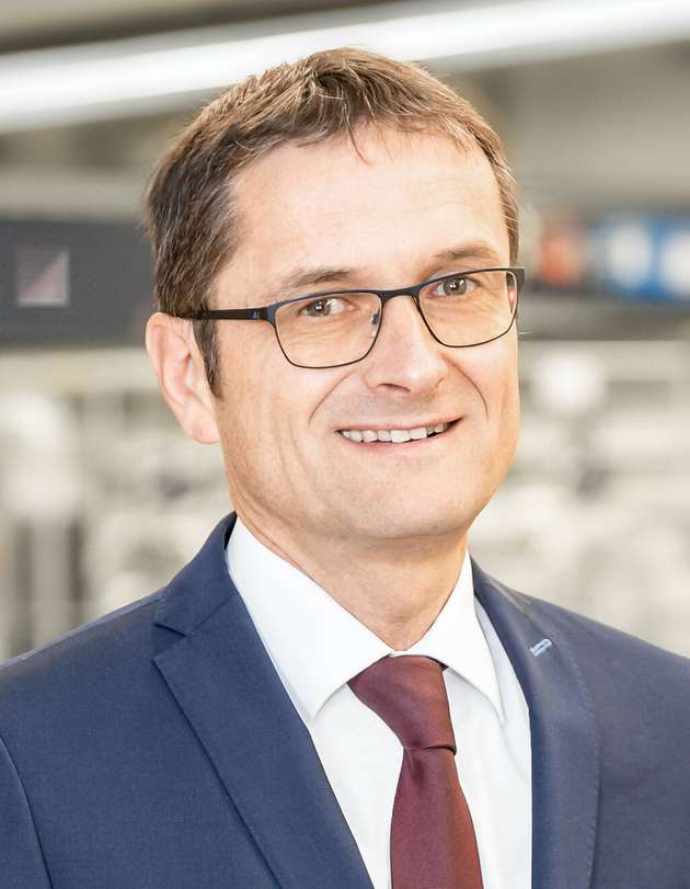 Klaus Löffler, CSO, Von Ardenne
Klaus Löffler ist CSO des Familienunternehmens Von Ardenne. Zuvor war er langjährig als Vertriebsgeschäftsführer bei Trumpf im Geschäftsbereich Lasertechnik tätig. Erfahrungen im Automobilbau hat er bei Volkswagen im Bereich der Produktionstechnik gesammelt. Zuvor hat er sieben Jahre in Nordamerika eine Vertriebs-/Serviceorganisation aufgebaut. 2013 wurde er zum Präsident des Laser Institute of America gewählt und seine langjährige Arbeit in der weltweiten Laser Society als Fellow gewürdigt.