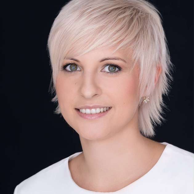 Elena Eberhardt, Marketing & Vertriebsleitung bei Schildknecht
Mein Name ist Elena, als Ingenieurin mit Erfahrung im internationalen Vertrieb, Marketing und Business Development sowie der Geschäftsmodellentwicklung fühle ich mich vor allem im B2B zu Hause. Es macht mir Spaß, Kunden mit innovativer Technologie zu unterstützen, um ihre Industrie-4.0-Initiativen zu fördern sowie unser Familienunternehmen im Zeitalter der Digitalisierung voranzutreiben. Mein Wunsch, Kulturen und Speisen zu erkunden, hat mich dazu gebracht, insgesamt dreieinhalb Jahre in der Türkei, Spanien und Marokko zu verbringen. Damit bin ich bestens gerüstet, um unser weltweites Händlernetz zu nutzen, damit Kunden überall auf unsere patentierten und modernen Lösungen zugreifen können. Ich habe entdeckt, dass das Unterrichten an der Universität, an der ich selbst studiert habe, mir hilft, mein eigenes Fachwissen und meine Themen zu reflektieren und zu erweitern. Es ist ein gutes Gefühl, auch in zukünftige Talente zu investieren!