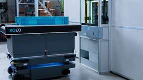 Die Lösung soll Intralogistik und das Materialhandling vom Wareneingang bis zum fertig angelieferten Bausatz an den einzelnen Produktionslinien automatisieren.
