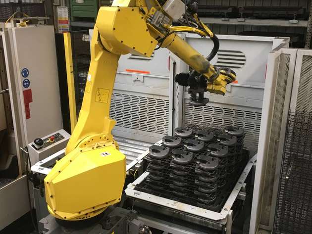 Für die Handhabung der Einzelteile an den Bearbeitungsmaschinen und Härterei-Öfen kommen Knickarmroboter zum Einsatz.