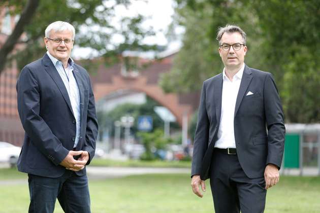 Dr. Robert Schleich (rechts), Technik-Leiter bei ISH: „Das disziplinübergreifende Prinzip von EB ermöglicht Synergien und sorgt dafür, dass wir Fehler vermeiden.“
Edgar Heep (links), Leiter Betriebstechnik EMR bei ISH: „Sein volles Effizienzpotenzial entfaltet EB erst durch das Zusammenführen der Gewerke.“