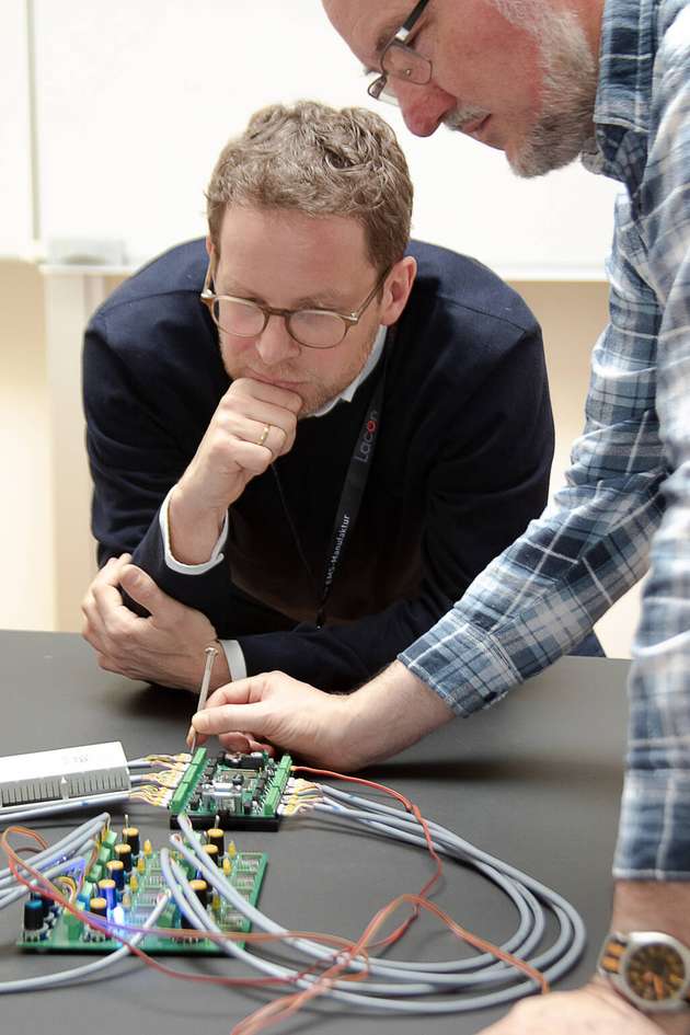 Dipl. Ing. Thomas Klug im Gespräch mit Projektentwickler Martin Räuschl, Lacon Embedded