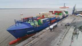 Als weltweit erstes Containerschiff wurde die „ElbBLUE“ im Elbehafen Brunsbüttel mit klimaneutralem synthetischem Erdgas (SNG) betankt.