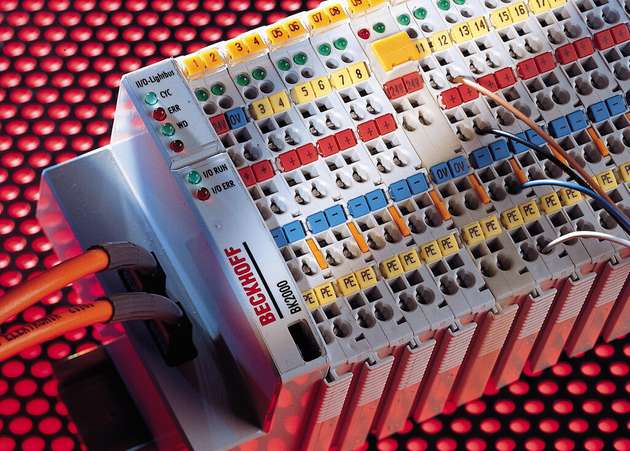 Feldbustechnik im Reihenklemmenformat: Nach der Einführung der Busklemme im Jahr 1995 hat sich diese Technologie schnell als weltweiter und universell einsetzbarer Automatisierungsstandard etabliert. Die vielfältige Bus- und EtherCAT-I/O-Technologie von Beckhoff ist auch nach 26 Jahren noch unverzichtbarer Grundbaustein eines modernen, modular anpassbaren Automatisierungssystems.