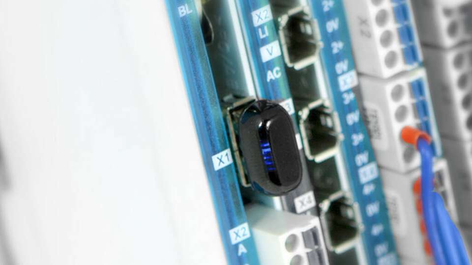 CPUs funken lassen Durch den Einsatz des WiFi 011 WLAN-Adapters lässt sich kurzerhand das Netzwerk-Kabel ersetzen.