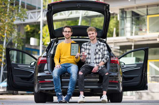 Sebastian Biewer (l) und Yannik Schnitzer haben eine App entwickelt, die den Schadstoffausstoff eines Dieselfahrzeugs anzeigen kann.