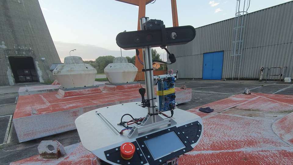 Roboter X1 beim Erkunden des Kraftwerksgeländes