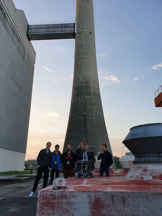 Das Team RoboTHIx am AKW Zwentendorf mit (von links) Prof. Christian Pfitzner, Michael Witti, Maurice Hufnagel, Patrick-Tobias Herbst-Utech, Ludwig Weingarten und Ramón Fürst.