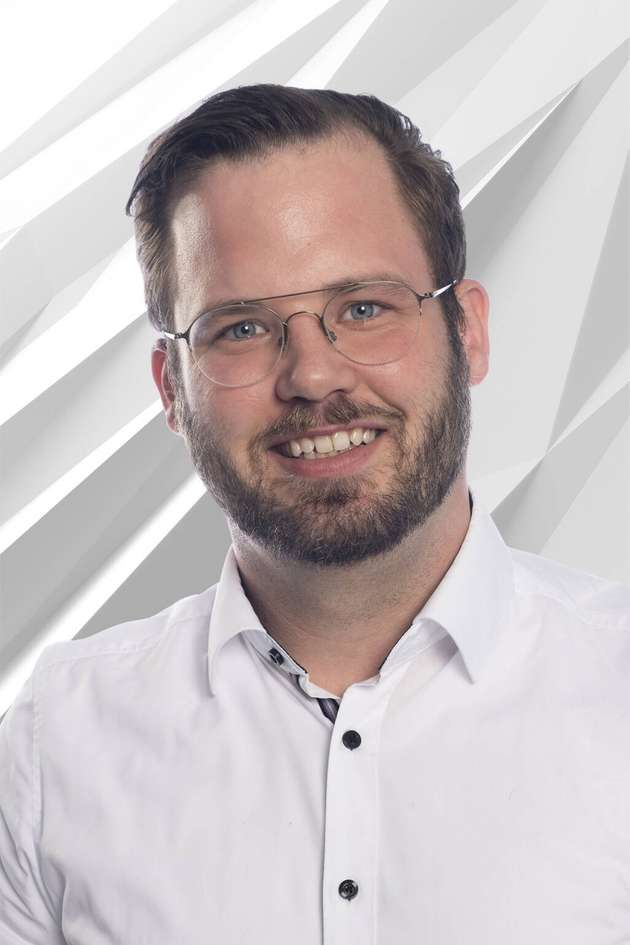 Michael Klipphahn, Entwicklungsleiter Industrie 4.0, ABB Motion Deutschland: Aus meiner Sicht wird sich ein zweigleisiger Ansatz durchsetzen. Zum einen erfolgt die Analyse der Daten weiterhin durch die Experten. Basis dafür sind Dashboards, die dank der vernetzten Systeme immer detaillierter, aber auch immer einfacher einzurichten und damit häufiger verfügbar sind. Darüber hinaus wird zum anderen KI neue Handlungsempfehlungen generieren. Nicht zuletzt, weil es schlichtweg an Experten mangelt. Hierbei werden die Daten von allen Seiten betrachtet – auch aus Blickwinkeln, die eher unüblich sind. Beide Wege sind machbar und ergänzen sich in idealer Weise.