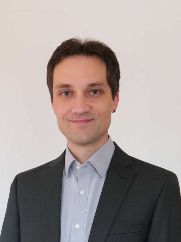 Florian Liebgott, Lead Data Scientist, Balluff: Durch die Zusammenführung und das Speichern der Daten wird eine Grundvoraussetzung für den erfolgreichen Einsatz künstlicher Intelligenz geschaffen. Es ist allerdings unerlässlich, zunächst die konkrete Fragestellung, die gelöst werden soll, zu klären. Hieraus leitet sich dann ab, welche Daten benötigt werden und auch, wie die Aufgabe am besten gelöst werden kann. Die Lösung muss nicht immer künstliche Intelligenz sein, manchmal reichen auch einfachere Methoden wie eine Schwellwertüberwachung, die sich mit weniger Rechenaufwand umsetzen lassen. Gerade bei komplexeren Fragestellungen im Bereich Zustandsüberwachung und vorausschauende Wartung bietet KI jedoch häufig den entscheidenden Mehrwert.