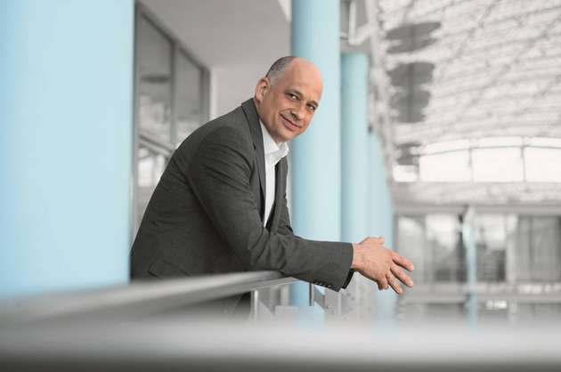 Dr. Oliver Niese, Vice President Digital Business, Festo: Die Antwort auf diese Frage bedarf zunächst einer Klärung des Blickwinkels. Von innen nach außen betrachtet, das heißt aus der Maschine heraus, wird Künstliche Intelligenz selten zu einem Mehrwert führen. Eine Maschine repariert sich nicht selbst oder verändert ihren Ablauf nicht, nur aufgrund eines Ergebnisses einer KI basierten vorausschauenden Anomalie-Erkennung in einer einzelnen Applikation. Von außen nach innen betrachtet, d.h. aus dem Blickwinkel einer gesamten Produktionsanlage heraus, kann und muss Künstliche Intelligenz einen Mehrwert erzielen, insbesondere durch den Einsatz von KI in der vorausschauenden Analyse von Maschinen und Produktionsdaten. Der Mehrwert wird dann in der Tat nicht durch die Anzeige in Dashboards erzielt, sondern durch die Operationalisierung der Analysen, das heißt die Verwendung der Analyseergebnisse in den Produktionsprozessen. Hierdurch werden Effizienzsteigerungen im Bereich Produktqualität und Energieeinsatz bis hin zu Instandhaltungs-Prozessen erzielt.