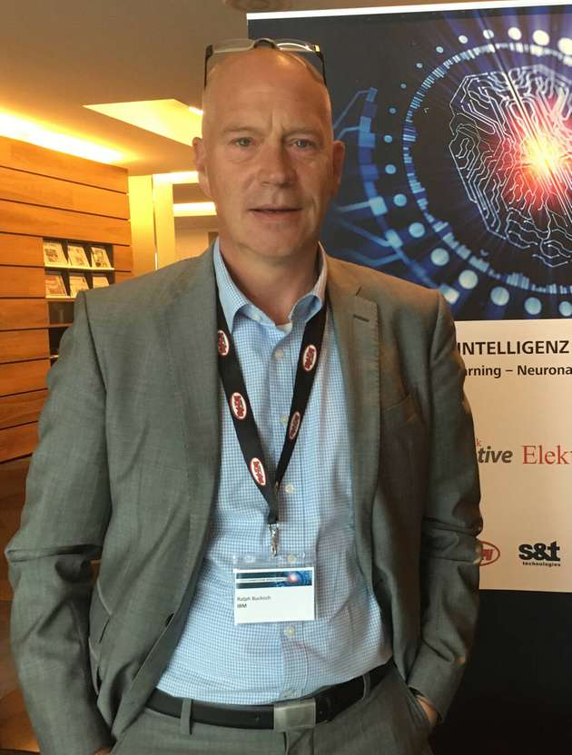 Ralf Bucksch, Technical Executive AI Applications Europe, IBM: Zwar sind die Grundlagen gelegt und viele Daten verfügbar – allerdings müssen diese auch strategisch genutzt werden. Das gilt auch für den Einsatz von KI, welcher immer dann sinnvoll ist, wenn sie in vielschichtigen und unklaren Situationen Antworten auf komplexe Fragen finden soll. Beispielsweise spielen bei der Herstellung von Kalk hunderte Faktoren eine Rolle, deren Zusammenwirken und wechselseitige Einflussnahme kaum vorherzubestimmen ist. Liegen in einem solch komplexen Kontext ausreichend Daten vor, dann ist das ein klarer Fall für einen erfolgreichen KI-Einsatz. Allerdings werden die Erwartungen in der Praxis oft enttäuscht, da die Data Scientists die Bedeutung der Daten nicht ausreichend verstehen. Dieses Verständnis gilt es zuvor durch strategisches Data Engineering einfließen zu lassen. Dabei werden die Daten aufbereitet und für die Weiterbearbeitung mit KI-Algorithmen vorbereitet. Erst wenn man diese Schritte befolgt, generiert die KI auch die richtigen Handlungsempfehlungen.