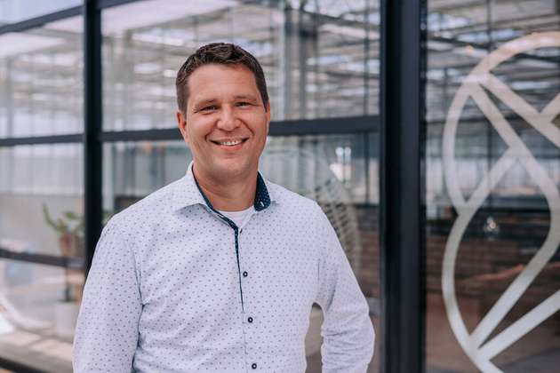 Martijn Theunissen, ales Director, Ixon Cloud: Künstliche Intelligenz als solches ist ein sehr großes und breites Thema. Der Maschinenbau kommt der Anwendung dieser bereits Schritt für Schritt näher. Angefangen bei der Integration von Sub-Modulen wie Kamerasystemen, bis hin zur Analyse von Maschinendaten auf dem Weg zur sich selbst optimierenden Maschine. Dies setzt allerdings voraus, dass die vorherigen Phasen auf dem Weg zu vollständiger IIoT-Reife (wie Konnektivität, Datenanalyse und prädiktive Möglichkeiten) bereits durchlaufen wurden. Wir von Ixon glauben nicht daran, dass nur KI einen Mehrwert bietet. Im Gegenteil: Besonders KMUs stehen noch oft am Anfang ihrer IIoT-Reise und sollten einen Schritt nach dem anderen machen. Mehrwerte können aus jedem dieser Schritte gewonnen werden.