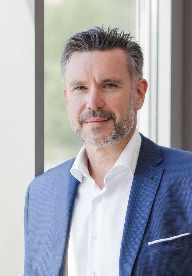Thorsten Strebel, Geschäftsführer Products & Services, MPDV: Der steigende Detaillierungsgrad und die riesigen Datenmengen lassen sich nicht mehr mit herkömmlichen Verfahren abbilden. Wir brauchen selbstlernende Systeme, um die Massen an Daten, die wir in der Fertigung haben, zu beherrschen und die richtigen Schlüsse zu ziehen. Zudem ist die Nutzung von KI in der Fertigung ein grundlegender Schritt in die Zukunft und kann Unternehmen den entscheidenden Wettbewerbsvorteil bieten. Mit Hilfe von MES beziehungsweise Fertigungs-IT im Allgemeinen kann dieser enorme Vorteil genutzt werden und Unternehmen dabei helfen, ihr Ziel von Industrie 4.0 und der Smart Factory zu erreichen. Grundsätzlich gehe ich davon aus, dass KI-basierte IT die klassische IT ablösen wird.