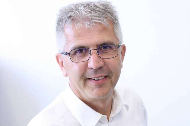 Gunther Sälzler, Manager Software & Control, Rockwell Automation: Künstliche Intelligenz ist bereits ein wesentlicher Teil der Produktion – und wird auch künftig weiter an Bedeutung gewinnen. Die Prozesse einer modernen, digitalisierten Produktion sind schlicht und ergreifend ohne die entsprechende Datengrundlage nicht mehr möglich. Beispielsweise können Predictive und Prescriptive Maintenance nur dann funktionieren, wenn eine entsprechende Datengrundlage vorliegt. Während früher ein erfahrener Maschinenbediener den Zeitpunkt zum Wechsel von Verschleißteilen im Gefühl hatte, ist dieses Vorgehen aufgrund der Diversifizierung von Aufgaben auf dem Shopfloor und des Fachkräftemangels keine Option mehr. Immer häufiger kommen Module wie FactoryTalk Analytics LogixAI zum Einsatz, um gewonnene Daten effizient zu nutzen. Übergeordnete Softwareanalysen ergänzen darüber hinaus den Edge-Ansatz der Datenverarbeitung.