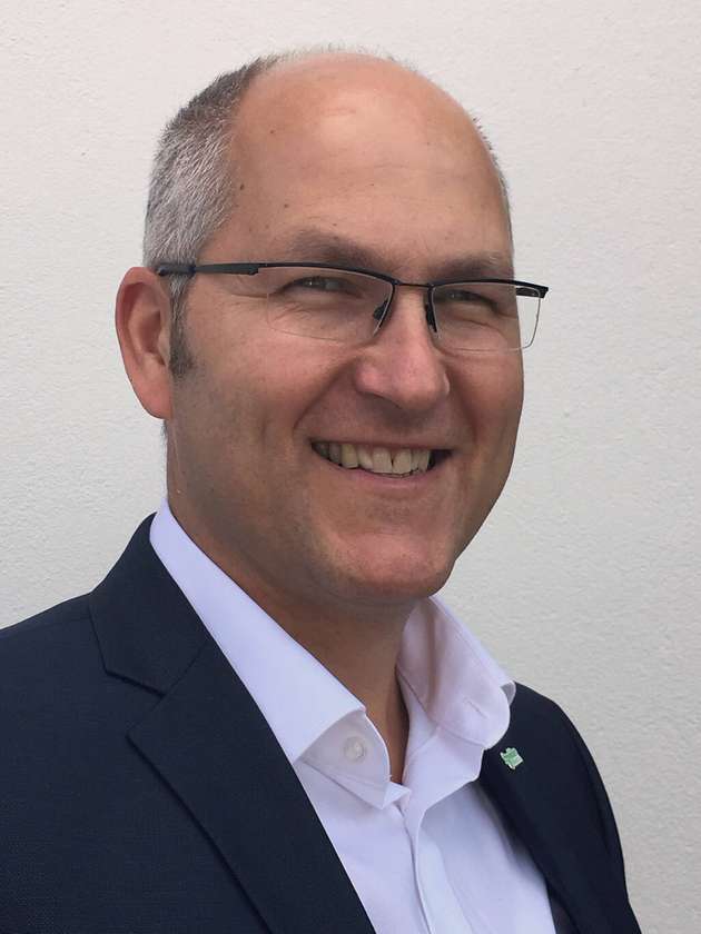 Reinholt Schlechter, OEM Segment Manager, Schneider Electric: Nein, so ausschließlich würde ich das nicht formulieren. Meine Erfahrung zeigt vielmehr, dass es bei der Wahl der richtigen Auswertungsmethode ganz entscheidend darauf ankommt, die richtigen Fragen zu stellen: Welche Informationen helfen mir weiter? Und wie komme ich an sie heran? Wenn das geklärt ist, braucht es in vielen Fällen keine aufwendige KI-Lösung mehr. Unsere anwendungsnahen Software-Advisor zum Beispiel sind darauf spezialisiert, einfache, praxisbezogene Antworten zu liefern – etwa auf die Frage: Wie können Reinigungsprozesse effizienter gestaltet werden? Erst ab einer gewissen Komplexität meiner Anforderungen zahlen sich KI-gestützte Lösungen aus – das Datenvolumen ist da nicht als alleiniger Parameter relevant. Die Softwarelösungen unserer engen Partner OSIsoft und AVEVA etwa sind mit ihrer KI darauf spezialisiert, in komplexen und umfassend vernetzten Anlagen Anomalien und Ineffizienzen aufzuspüren, die ein menschlicher Bediener niemals finden könnte.