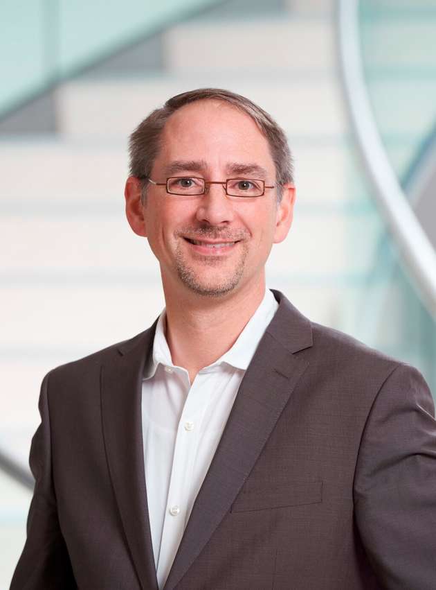 Boris Scharinger, Senior Innovation Manager, Siemens: Ein schönes Dashboard allein liefert nicht die richtigen Rückschlüsse aus Daten. Künstliche Intelligenz ergänzt unseren Analyse-Werkzeugkasten: Semantische Technologien helfen bei der Aufbereitung und Zusammenführung der Daten für höherwertige Analytik; neuronale Netze erkennen Muster, die oft für menschliche Wahrnehmung zu fein sind; Regelbasen / Wissensgraphen leiten Handlungsempfehlungen ab. Jedoch: Da KI in der Industrie alles andere als einfach ist, kommt es auf drei Erfolgsfaktoren an. Erstens: MitarbeiterInnen mit KI-Expertise. Zweitens: Erhöhung der Robustheit und Nachvollziehbarkeit von KI-Modellen. Drittens: Partnerschaften zur Kombination von Domain-Know-how, KI-Expertise und Automatisierungswissen.