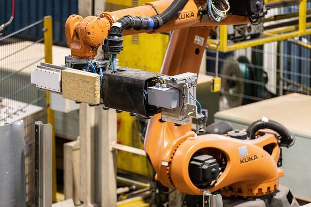 Die Etikettier Roboter-Kollaboration besteht aus einem Roboterarm von Kuka und einem Bluhm-Etikettendruckspender.