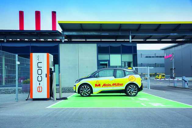 Mit dem selbst produzierten Strom wird eine eigene E-Tankstelle betrieben. Fahrer von Elektrofahrzeugen finden hier 10 Ladepunkte mit bis zu 150 kW, die ausschließlich mit klimaneutralem Strom versorgt werden.