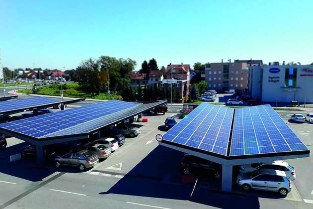 Durch ein Carport mit zehn Stellplätzen (je nach Standort und Ausrichtung) lassen sich rund 40.000 kWh grüner Strom erzeugen und dadurch 21.000 kg an CO2-Emissionen einsparen.