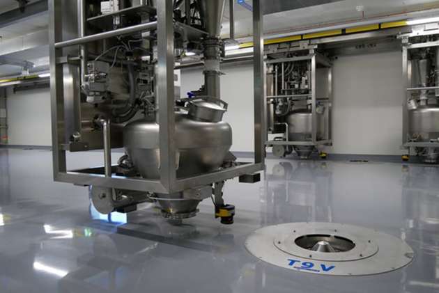 Das Doppelkegelsystem von Hecht ermöglicht ein vollautomatisches, kontaminationsarmes sowie geschlossenes Entleeren und Dosieren.