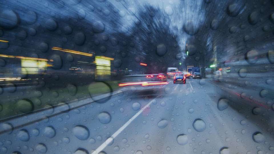 Regen, Schnee oder dichter Nebel können dazu führen, dass Hindernisse, andere Fahrzeuge oder Personen von den Systemen zu spät oder gar nicht erkannt werden.