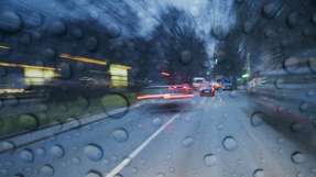 Regen, Schnee oder dichter Nebel können dazu führen, dass Hindernisse, andere Fahrzeuge oder Personen von den Systemen zu spät oder gar nicht erkannt werden.