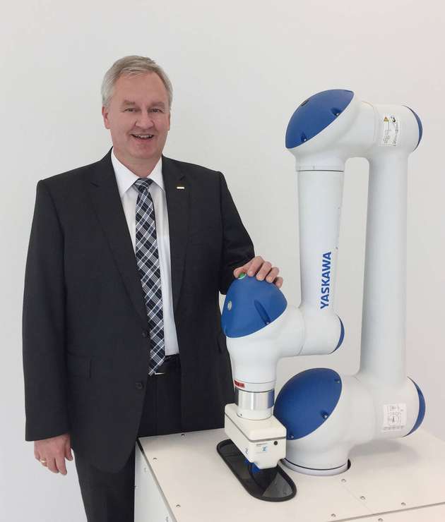 Dr. Michael Klos, General Manager, Business Development, Yaskawa Europe: Die Robotik öffnet sich zurzeit für eine zusätzliche Anwendergruppe. Diese will einfache, gelegentliche Robotik-Aufgaben ohne großen Aufwand umsetzen und dabei eher pragmatisch-spielerisch (Trial and Error oder Plug & Play) statt klassisch-planerisch vorgehen. Im Rahmen der aktuellen Smart-Robotics-Diskussion rücken nun wieder Kleinroboter in den Fokus. Diese werden entweder aus ehemaligen Baukästen weiterentwickelt oder sind konstruktiv einfacher aufgebaut. Bei solchen Kleinrobotern wird auf Merkmale klassischer Roboter verzichtet: Sie sind preisgünstiger, aber auch weniger zuverlässig, langsamer und ungenauer. Dafür versprechen sie eine einfache Programmierbarkeit. Aufgrund ihrer geringen Leistung und ihrer einfachen, nachgiebigen Bauweise gehen solche Kleinroboter als Cobots durch. Sie lassen sich nur beschränkt einsetzen, beispielsweise bei gelegentlichem Betrieb in nicht-verketteten Arbeitsstationen oder für einfache Handlingaufgaben von kleinen Werkstücken, bei denen Taktzeit, ROI oder Präzision eine untergeordnete Rolle spielen. Aufgrund dieses beschränkten Aufgabenspektrums werden solche Kleinroboter nur im Rahmen dieser Möglichkeiten und Grenzen Anwender finden. Für Aufgaben im Rahmen einer industriellen Serienproduktion ist jedoch der Einsatz industrieller Cobots und Roboter sinnvoller. Hier zählen schließlich in erster Linie Zuverlässigkeit (OEE), Effizienz und Wirtschaftlichkeit. Wichtig ist insbesondere die Support-Infrastruktur des Roboterherstellers zur Sicherstellung der Verfügbarkeit von Ersatzteilen sowie Hotline und Services. Bei Auslegung und Betrieb industrieller Roboterzellen gelten oft andere Regeln: Die Kosten für die Integration eines Roboters, wie Daten und Prozessanbindung sowie Vorrichtungen überschreiten bei weitem den Einzelpreis des nackten Roboters. Fällt die Produktion nur wenige Minuten aus, sind die Kosten des Einzelinvest völlig irrelevant. Auf Basis unserer Erfahrung von mehr als 500.000 Roboterinstallationen, plädieren wir für die Verwendung nachweislich industrietauglicher Cobots und Roboter bei der industriellen Produktion. Diese Aussage bezieht sich jedoch lediglich auf den Manipulator und die Funktionalität der Steuerung. Darüber hinaus hat die Smart Robotics andere Aspekte, die sich durchaus sinnvoll mit jedem Manipulatortyp – und  nicht nur mit preisgünstiger Kleinrobotik – umsetzen lassen. Dazu gehören einfaches Programmieren und die Inbetriebnahme per Plug & Play.