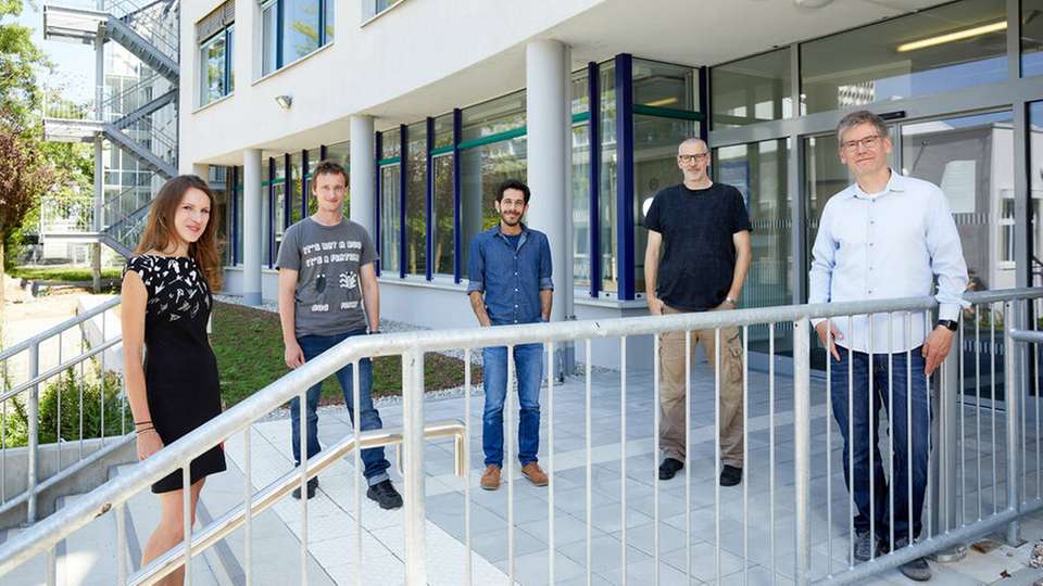 Prof. Dr. Andreas Heinemann und Prof. Dr. Alexander Wiesmaier mit ihren Doktoranden Nouri Alnahawi und Nicolai Schmitt sowie Master-Studentin Johanna Henrich (von rechts). Sie arbeiten an Verschlüsselungen, die Quantencomputern standhalten können.