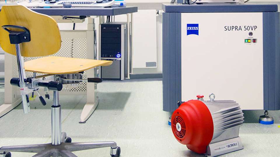 Pumpentechnologie von Pfeiffer Vacuum im Einsatz bei einem Zeiss-Rasterelektronenmikroskop am Schülerforschungszentrum Nordhessen.