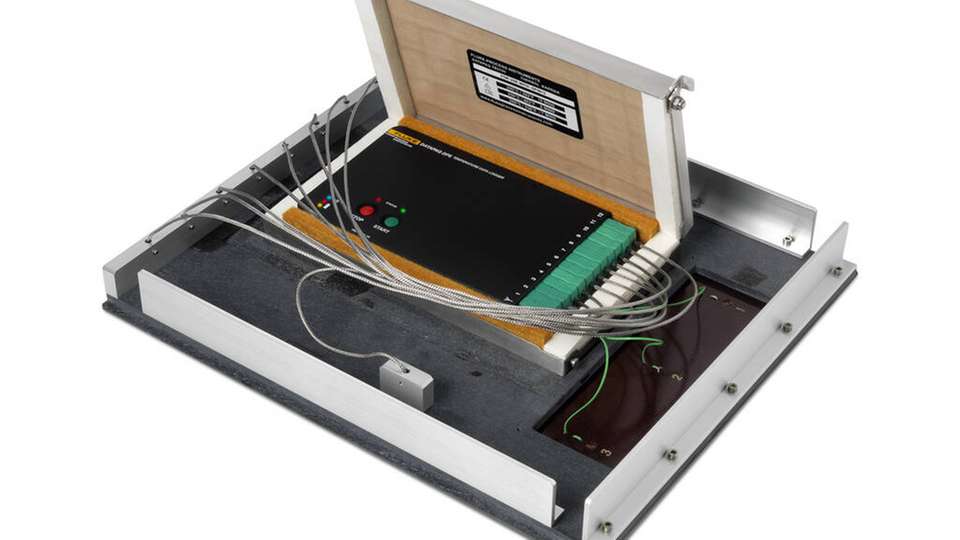 Die Temperaturprofilsysteme Datapaq Reflow Tracker sind mit einer großen Auswahl von Datenloggern und Zubehör wie der abgebildeten Wellenlötpalette erhältlich.