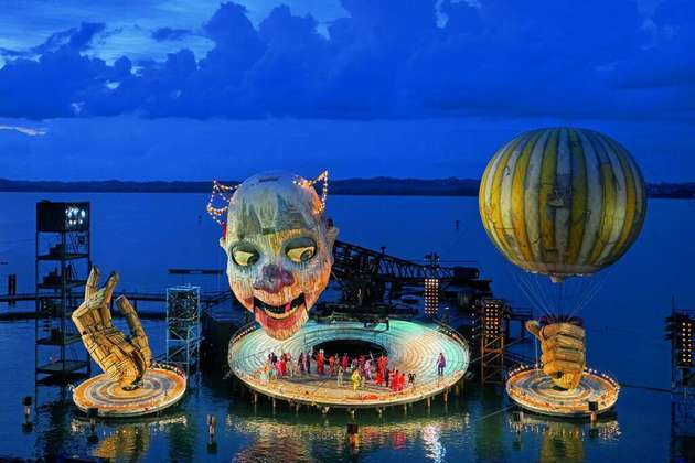 Der Kragen der Marionette, mit einem Durchmesser von 22 m und einer Gesamtfläche von 338 m², bildet die zentrale Bühne. Dabei kann der Kopf mittels einer Wippe über die gesamte Bühne bewegt werden.