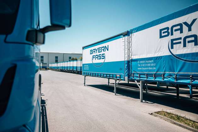 Wechselbrücken auf dem Firmengelände von Bayern-Fass – geeignet für den Transport des Schütz Recobulk als Logistik-Tool.