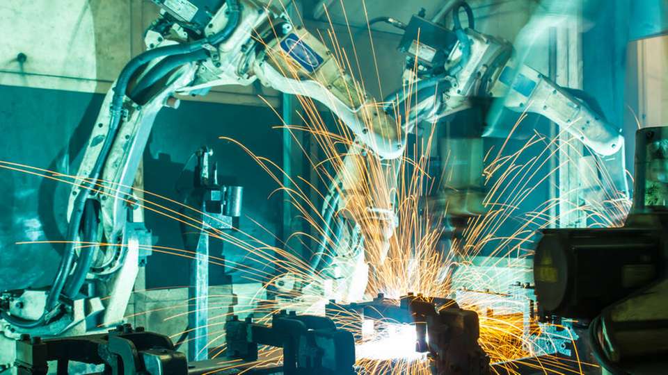 Vernetzte Produktionsanlagen, Kommunikation zwischen Maschinen in Echtzeit oder intelligente Roboter werden bereits von 59 Prozent der Unternehmen eingesetzt.