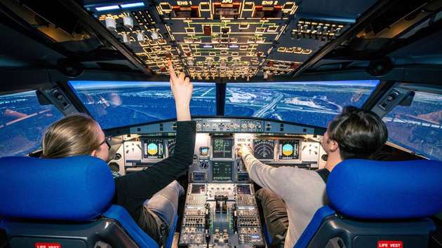 Beim virtuellen Erstflug im DLR-Flugsimulator AVES bewerteten Testpiloten des DLR die Flugeigenschaften des hybrid-elektrischen Kurzstreckenflugzeugs.