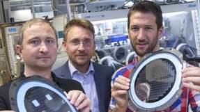 Von links nach rechts: Michael Sternad (TH Deggendorf), Martin Wilkening (TU Graz) und Georg Hirtler (TU Graz) stehen hinter der Entwicklung einer Weltneuheit: Mini-Batterien für Mikrochips.