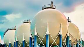 Im Gegensatz zu LNG, das auf fossilem Erdgas basiert, wird bei synthetischem strombasiertem eLNG der Energieträger klimaneutral hergestellt.