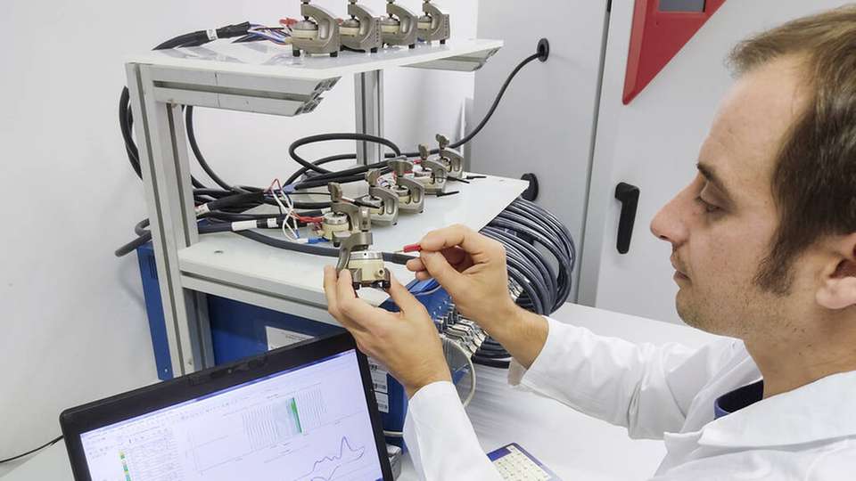 Kontaktierung von Laborzellen für die Untersuchung der elektrochemischen Leistungsfähigkeit von Aluminium-Ionen-Batterien am Fraunhofer THM.