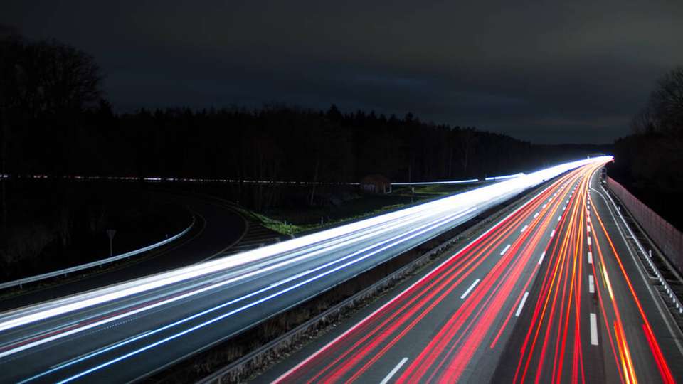 Bei HEMT bewegen sich Elektronen mit einer enorm hohen Geschwindigkeit und es entsteht eine hohe Leitfähigkeit.