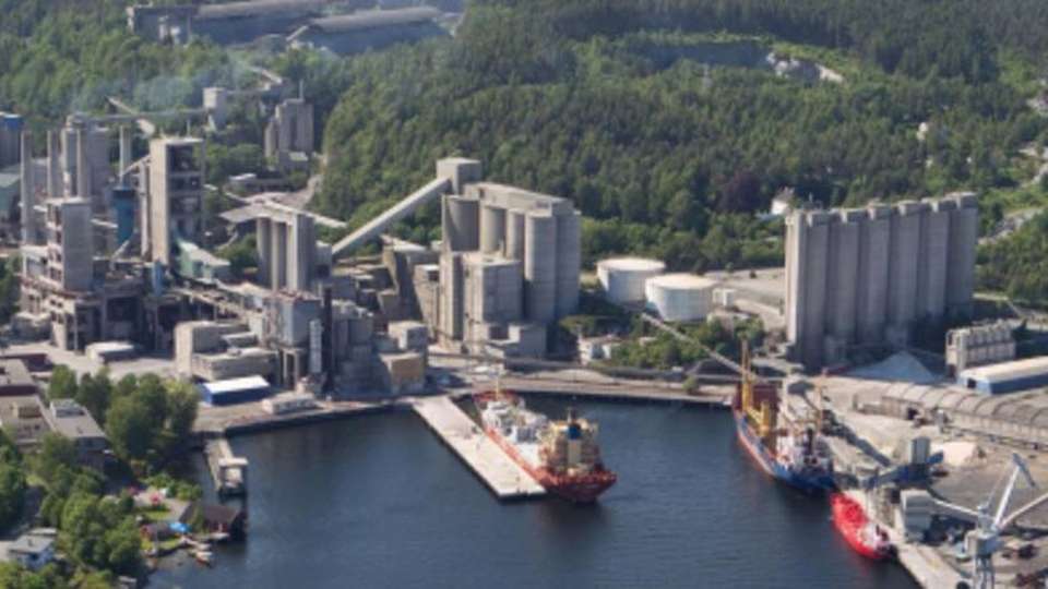 Luftaufnahme der Zementproduktionsanlage in Brevik, Norwegen