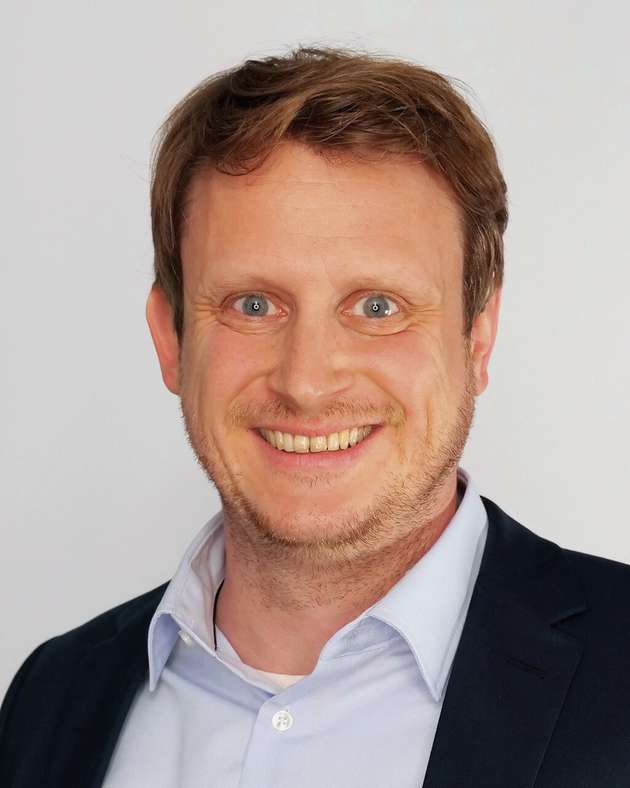 Tobias Borgers, Leiter Marketing, L.B. Bohle Maschinen und Verfahren: „Modularisierung bietet in der pharmazeutischen Industrie bei der Herstellung von Feststoffen enorme Vorteile, insbesondere hinsichtlich Flexibilität, Geschwindigkeit, Genauigkeit und Effizienz bei wechselnden Anforderungen. L.B. Bohle setzt gezielt auf modulare Anlagenkonzepte, um seinen Kunden maßgeschneiderte Lösungen zu bieten - sei es für kleine Chargen oder für die schnelle Markteinführung neuer Produkte. Die vollständige Umsetzung erfordert jedoch eine enge Abstimmung zwischen Prozess-, Steuerungs- und Qualifizierungsanforderungen. Die Herausforderung besteht darin, valide höchste Qualität und regulatorische Konformität mit der gewünschten Flexibilität in Einklang zu bringen.“
