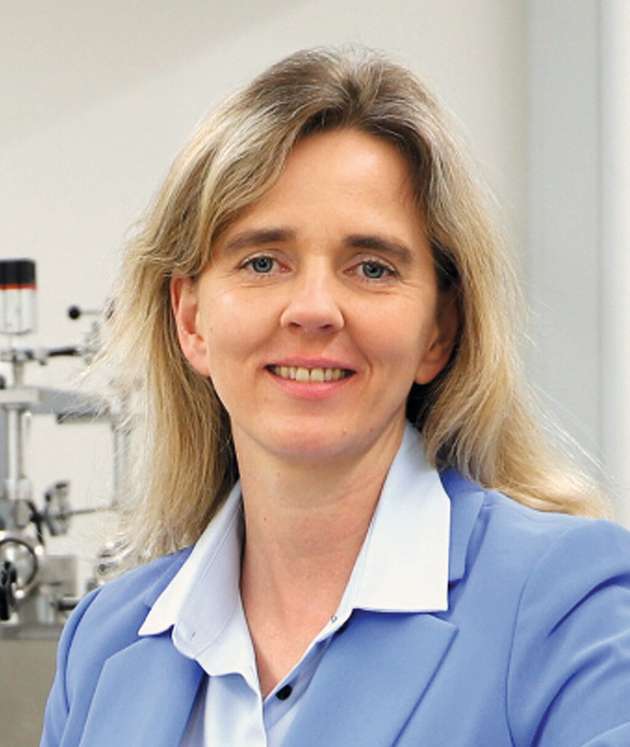 Dr. Christine Schweder, Projektleiterin, Labom Mess- und Regeltechnik: Die Oberflächen beim Hygienic Design sollten nicht nur glatt, sondern makellos sein, daher entfernen wir durch Elektropolieren auch mikroskopische Spitzen und Täler. Risse oder Kerben dürfen bei hygienischen Anschlüssen selbstverständlich ebenfalls nicht vorkommen. Gelaserte Schweißnähte sind besonders eben. Und für eine gute Reinigbarkeit der Anlagen müssen die Prozessanschlüsse frei von Toträumen wie Ecken oder Spalten sein, damit keine Produktreste zurückbleiben. Darüber hinaus verwenden wir bei Labom besonders hochwertigen Edelstahl, der die hohen Temperaturen und aggressiven Chemikalien beim CIP- und SIP-Reinigen unbeschadet übersteht. Die geeignete Legierung hängt jeweils von den einzelnen Prozessen der Anlage ab, das Material wird dann kundenspezifisch ausgewählt.