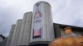Die Traditionsbrauerei Westheimer hat die gesamte Flaschenproduktion mit Unterstützung von Kawasaki Robotics automatisiert.