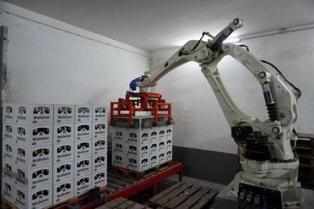 Mit einem Kawasaki-Robotics-CP500L-Palettierroboter begann die
vollständige Automatisierung der Flaschenproduktion.