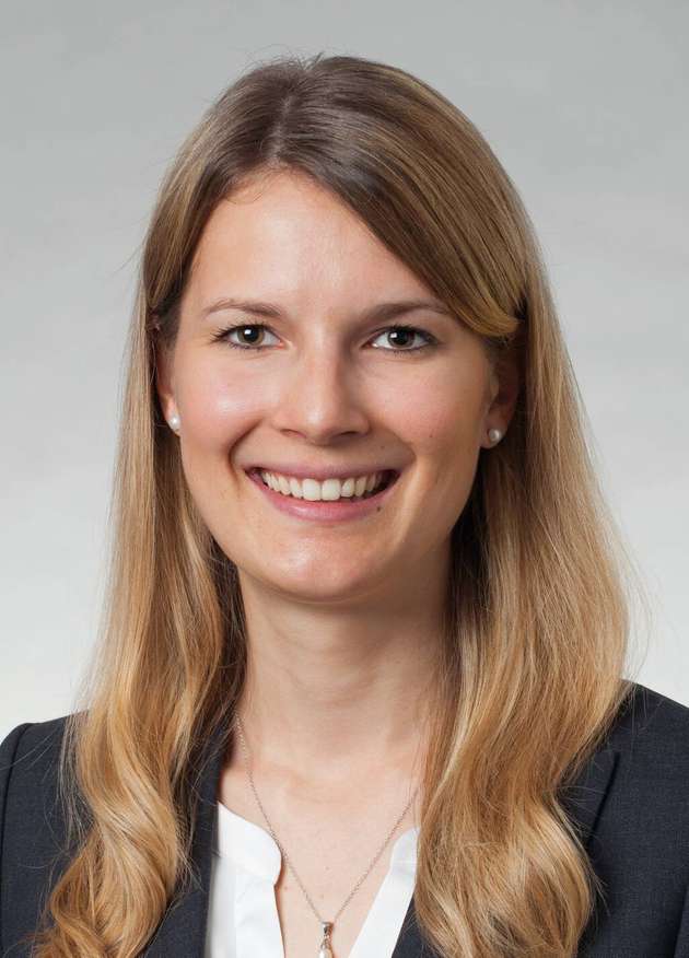 Natalie Waldecker, Produktmanagerin, Vega: Um die hohen Investitions- und Betriebskosten bei der Herstellung von Lebensmitteln und pharmazeutischen Produkten im Rahmen zu halten, gehört das richtige Hygienekonzept der eingesetzten Füllstand- und Druckmesstechnik fest dazu. Das Hygienedesign beginnt bereits bei den eingesetzten Materialien, die mit dem Medium in Kontakt kommen. Sie müssen den Anforderungen nach FDA, EG 1935/2004, sowie den GB Standards entsprechen. Damit medienberührende Sensorkomponenten rückstandslos zu reinigen sind, müssen ab Schritt 1 der Konstruktion zum Beispiel Toträume, Spalten oder Vertiefungen vermieden werden. Das gelingt mit spezifischen Oberflächen, etwa mit der geringen Rauigkeit von  Ra<=0,8 µm und mit größtmöglichen Innenradien r>=3 mm. Das Ergebnis sind Sensoren, die die Reinigungsdauer und Stillstandzeiten verkürzen und das Risiko einer Verkeimung der Anlage minimieren.