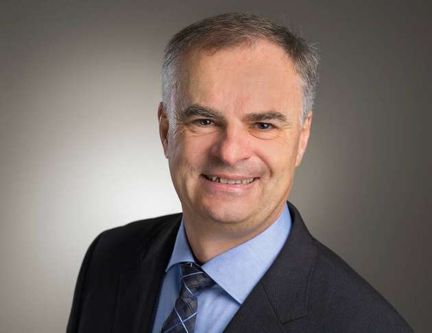 Volker Spies, Geschäftsführer, BHS-Sonthofen Process Technology: Hygienic Design mit hoher Qualität erreicht man nur über einen eng abgestimmten Entwicklungsprozess unterschiedlicher Arbeitsbereiche. Besonders wichtig ist, dass die Betriebsweise und die verfahrenstechnische Auslegung einer Maschine von Anfang an in die Konstruktion einbezogen werden. Dies ermöglicht die Auswahl geeigneter Materialien – wie rostfreiem Edelstahl – und die geometrische Gestaltung der Konstruktionselemente. Um optimale Reinigbarkeit zu gewährleisten, sind zum Beispiel Toträume genauso zu vermeiden wie Ecken und Kanten. Wie durch die EHEDG festgelegt, sollte die Oberflächenrauheit geringer als 0,8 μm sein, damit sich Mikroorganismen einfach und vollständig entfernen lassen. Alle Dichtungen müssen so konstruiert sein, dass sich nirgendwo Toträume befinden, in denen sich Bakterien ansammeln können.